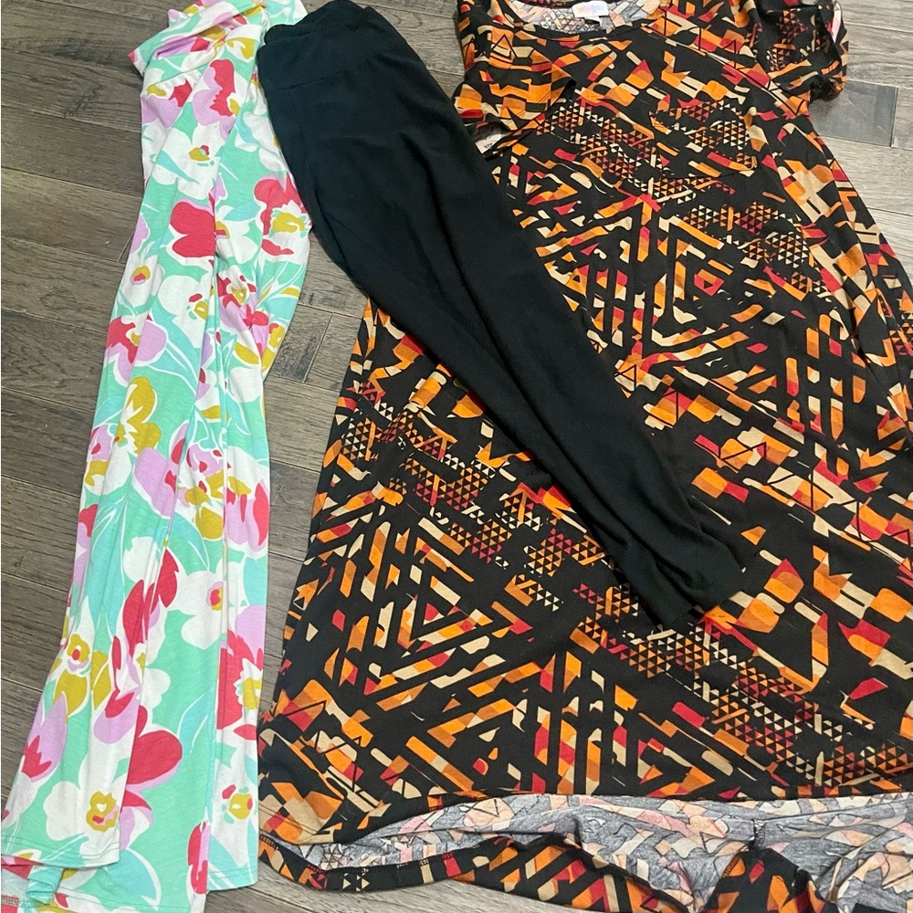 Lu-la-roe bundle. Size small. Carly dress, Maxie skirt and OS leggings - used